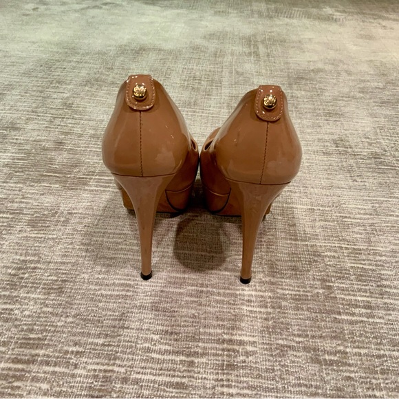 Stuart Weizmann nude patent leather peep toe pump - Picture 3 of 6